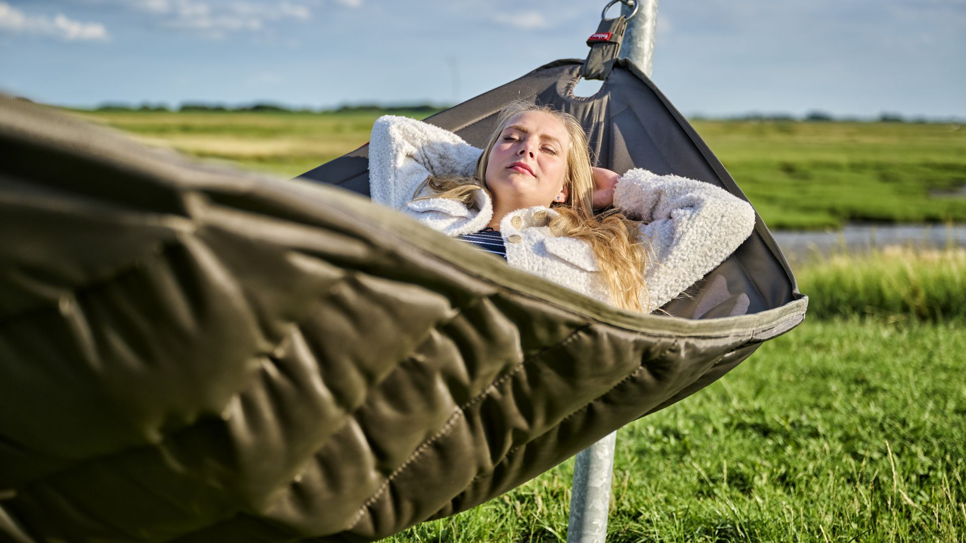 Schlafhängematte am Strand in Spieka-Neufeld.