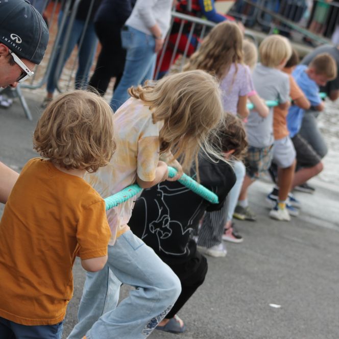 Bei den Dorumer Hafentagen 2023 lieferten sich Kinder ein spannendes Tauziehen direkt am Hafenbecken – begleitet von Anfeuerungsrufen und fröhlichem Lachen. Ein Moment voller Energie, Spaß und Teamgeist.