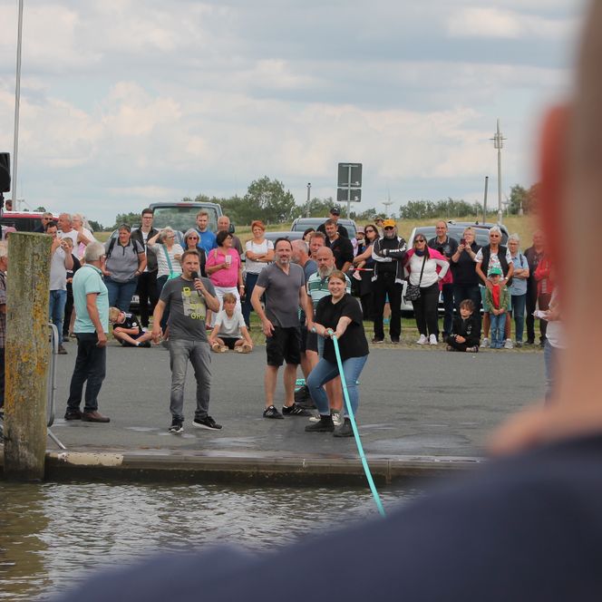 Bei den Dorumer Hafentagen 2023, Erwachsene ziehen mit voller Kraft, großem Ehrgeiz und jeder Menge guter Laune am Tau über dem Hafenbecken. Ein Wettkampf, der das Publikum begeisterte und für beste Stimmung sorgte