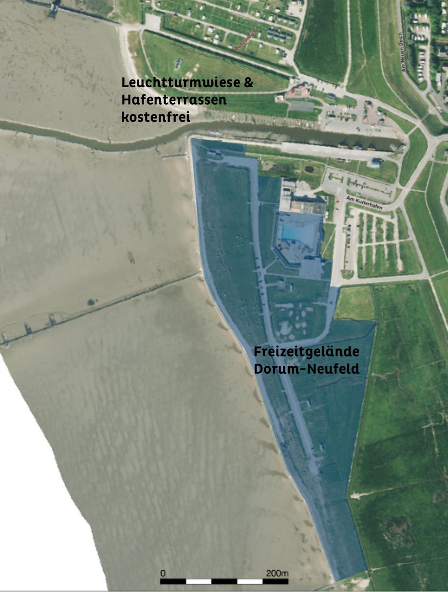 Auf der Karte des Strandgeländes in Dorum-Neufeld erkennt man deutlich die Aufteilung in kostenfreie und kostenpflichtige Bereiche. Die Hafenterrassen und die Leuchtturmwiese sind als kostenfrei gekennzeichnet. Das Freizeitgelände mit Strand und Watt’n Bad ist dagegen kostenpflichtig und entsprechend markiert.